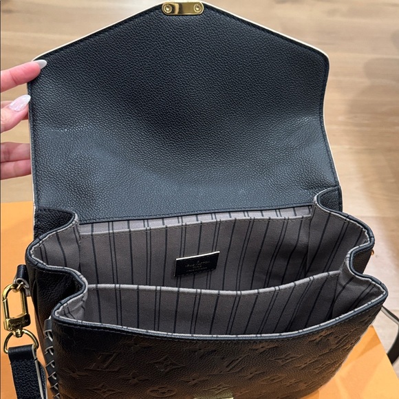 LOUIS VUITTON
Empreinte Braided Pochette Metis Black - Picture 14 of 14